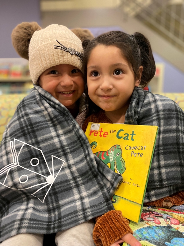 FRVPLD Blanket with two children and a book